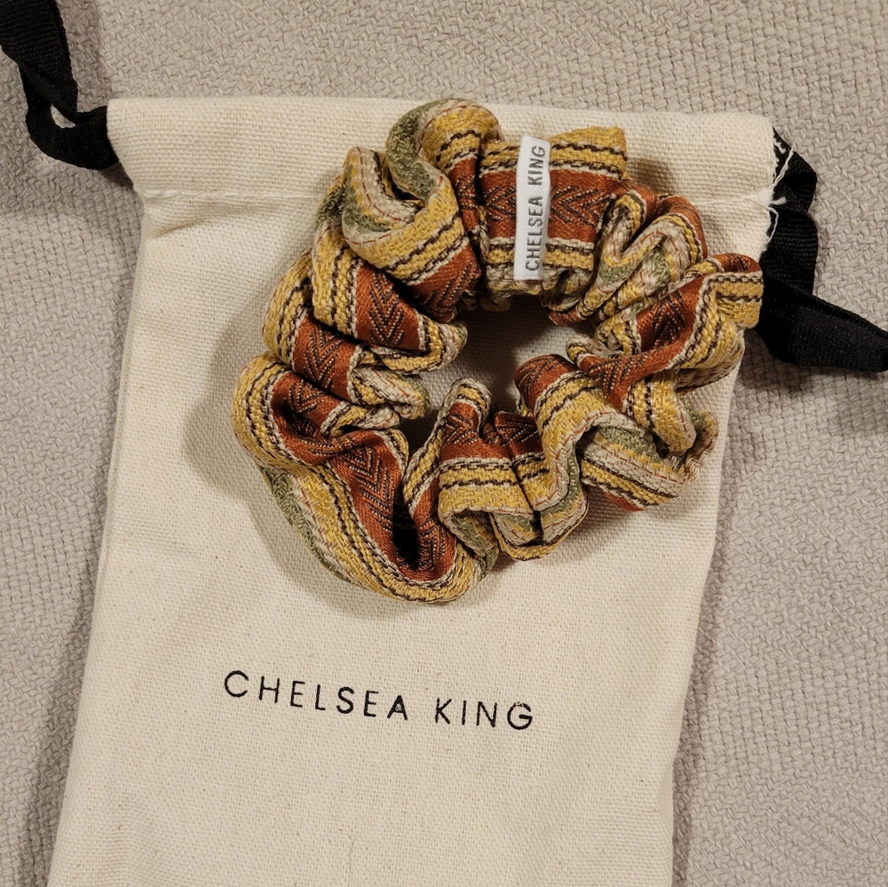 NWT Chelsea King Tuscan Bold Scrunchie